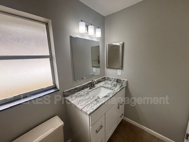 Building Photo - 1004 Stout Ct