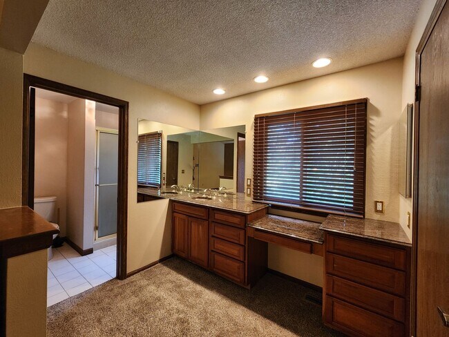 Building Photo - Beautiful 4 Bedroom Home on Cul Du Sac Wit...