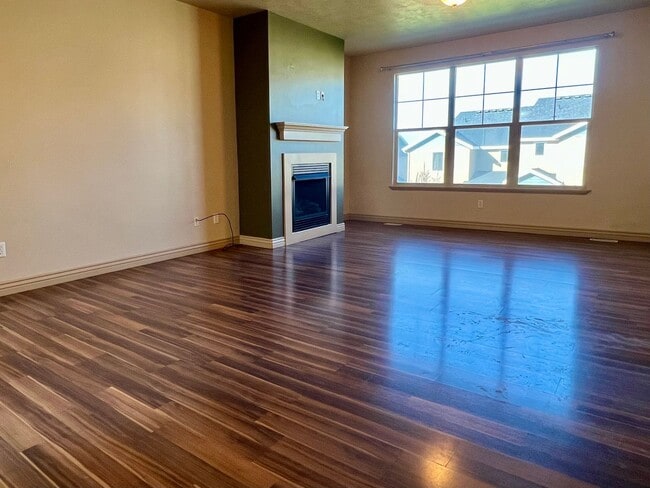 Building Photo - PRICE REDUCED:  LG 4-BED TOWNHOUSE NOW $1,995