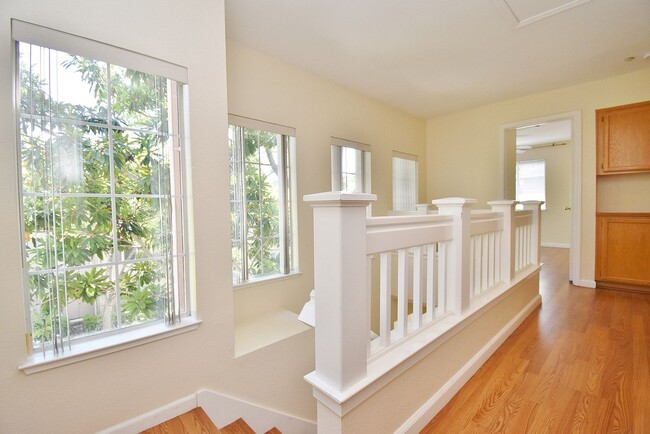 Building Photo - $3550 / 3 BR GORGEOUS PARKMONT TOWNHOME CL...