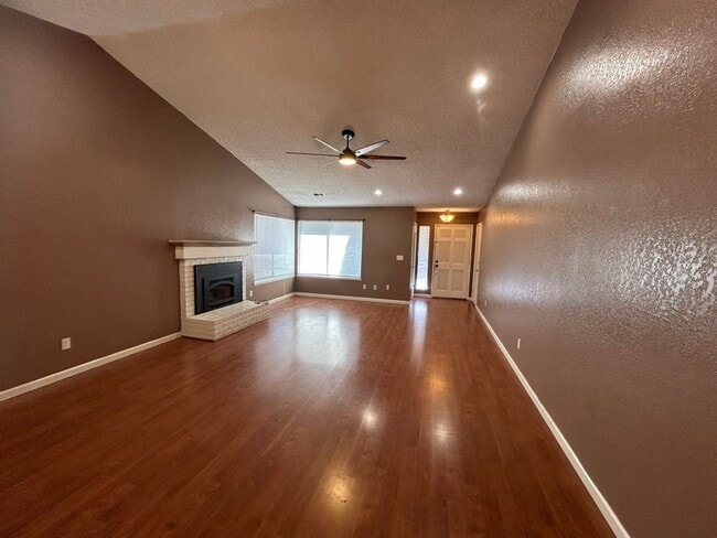 Building Photo - Clean and Functional In Modesto!