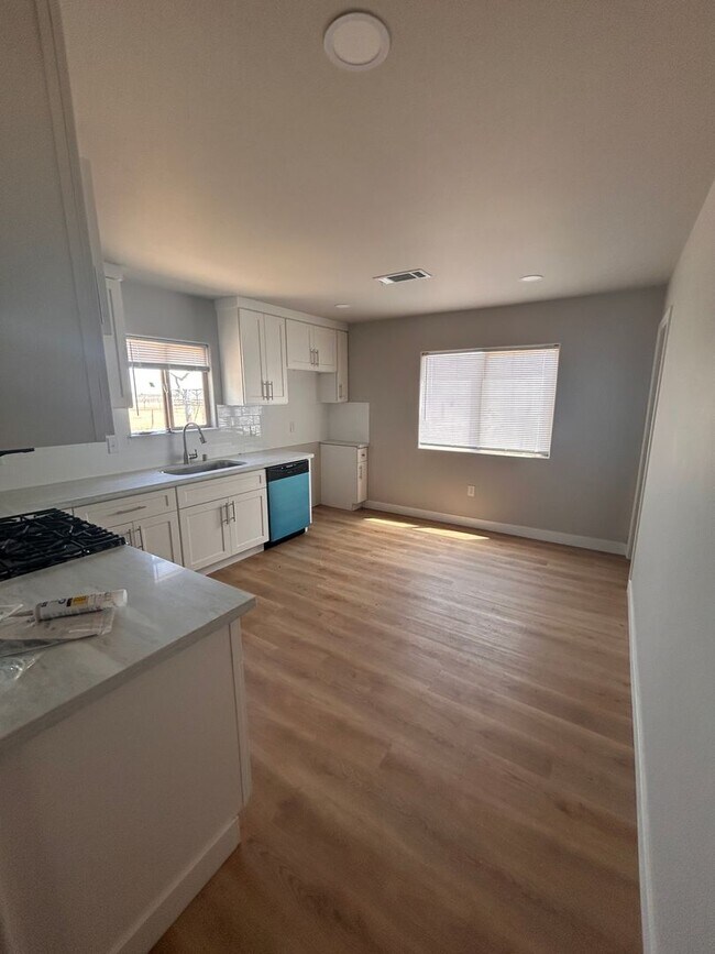 Building Photo - Spacious and remodeled country home close to town.