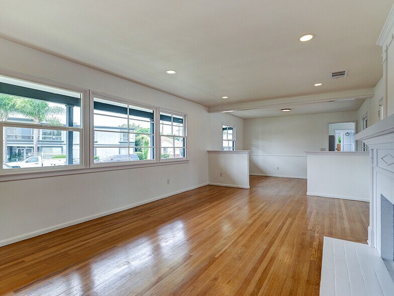 Building Photo - 7101 W 85th St
