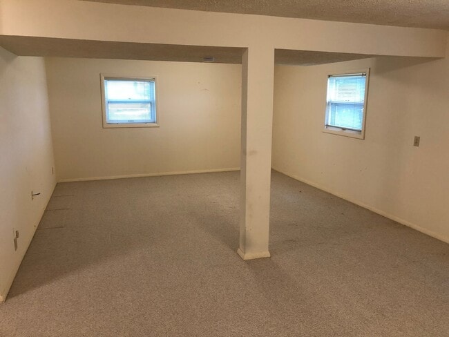 Building Photo - 4-Bedroom, 2-Bath in Normal