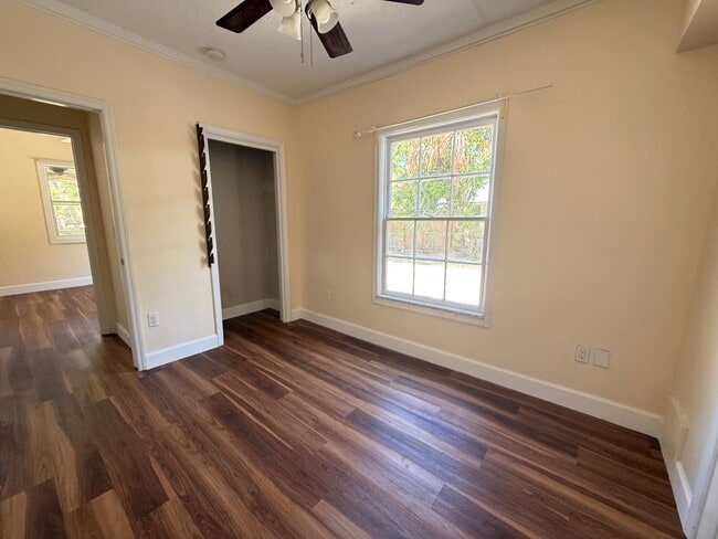 Building Photo - 3/2 Cottage Available! No deposit if qualified!