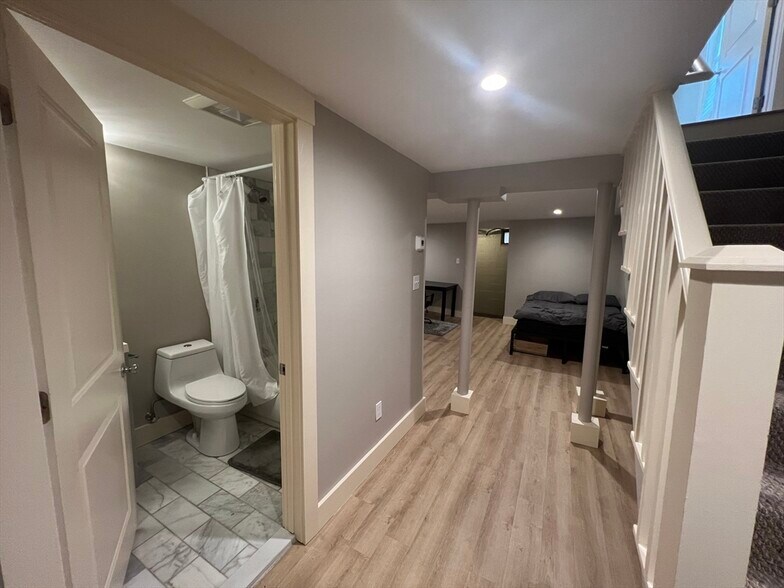 Building Photo - 39 Snow St