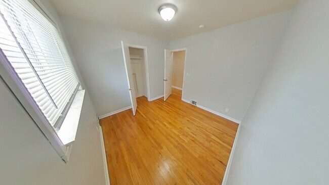 Building Photo - "3-Bedroom Gem with Spacious Living in Ros...