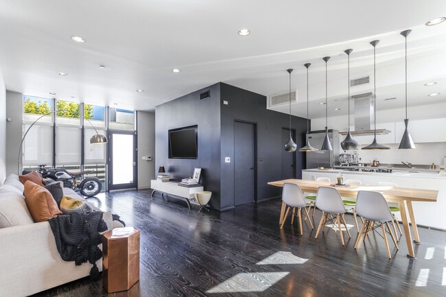 Building Photo - 825 Kings Rd