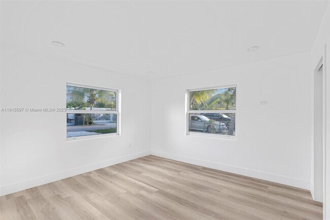 Building Photo - 216 NE 160th St