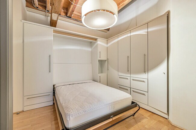 Building Photo - 650 Delancey St