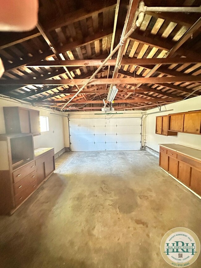 Building Photo - Spacious & Bright 3BR|2BA House in the Hea...
