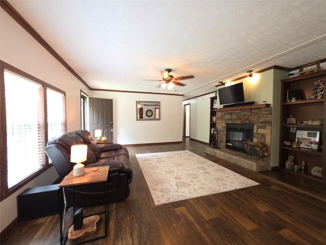 Building Photo - 21683 White Oak Dr
