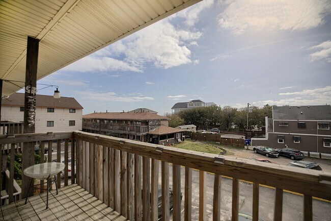 Building Photo - Call Sabrina at 757-767-0767 to schedule a tour!