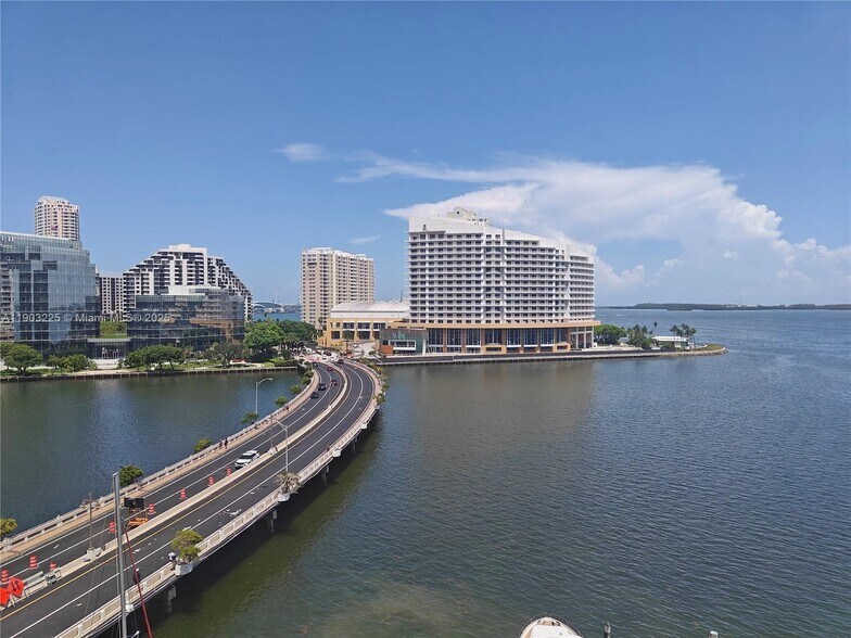 Building Photo - 801 Brickell Bay Dr