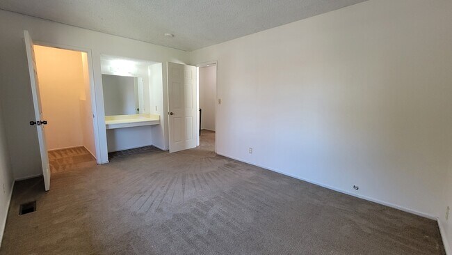 Building Photo - 5511 Eagles Ln