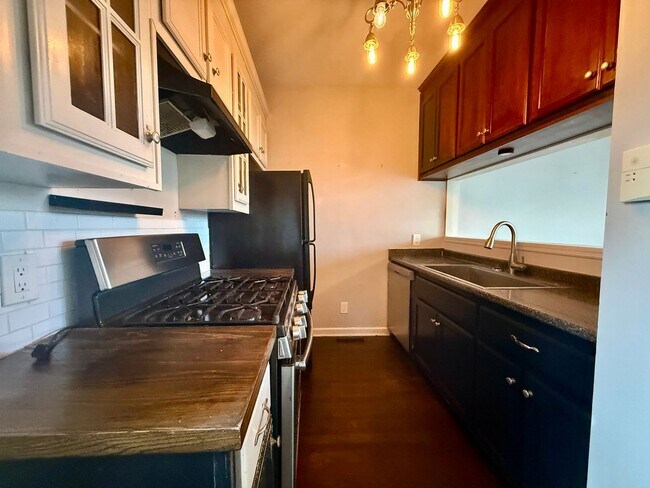 Building Photo - Quaint East Nashville Townhome