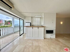 Building Photo - 999 N Doheny Dr