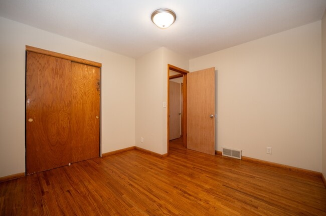 Building Photo - 1220-4 1/2 4 1/2 St NW