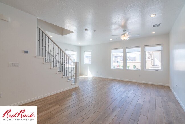 Building Photo - 3 Bedroom, 2.5 Bathroom Townhome in Ivins City