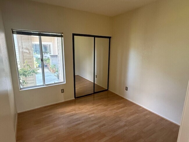 Building Photo - 2-Bedroom, 2-Bathroom Ground Level Condo in Hercules