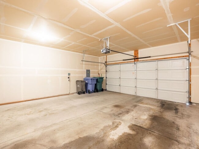 Building Photo - Charming River District Rancher | Double Vanity Suite | Walk to Orchard Park