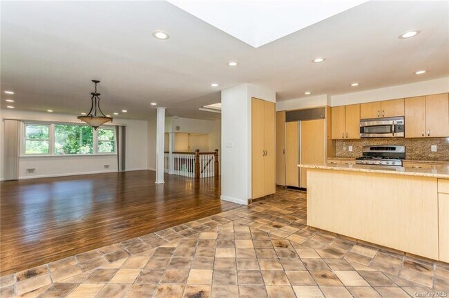 Building Photo - 2 Merion Dr