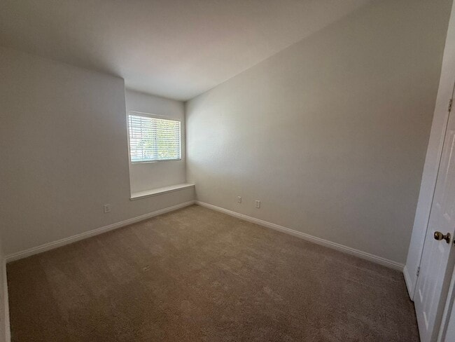 Building Photo - LOCATION LOCATION!! 4BR/3BA Townhome in De...