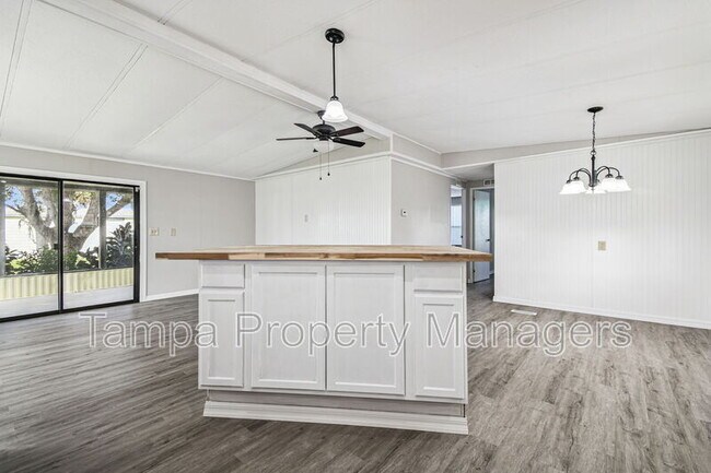 Building Photo - 201 Country Ln