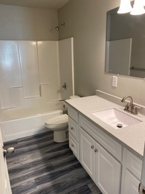 Full tub and shower unit - 626 Vattier St