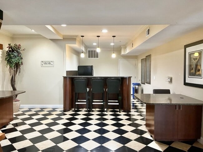 Building Photo - Large and quiet 1 BR 1 BA overlooking cour...