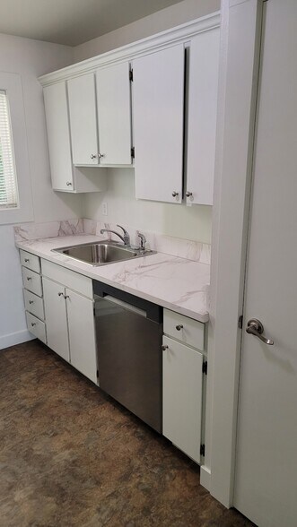 Kitchen - 110 SE Vista Ave