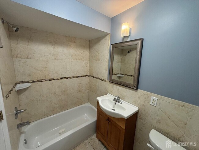 Building Photo - 174 Keer Ave