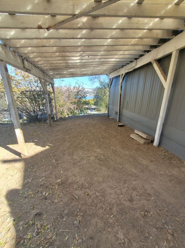 Building Photo - 866 Riverside Dr