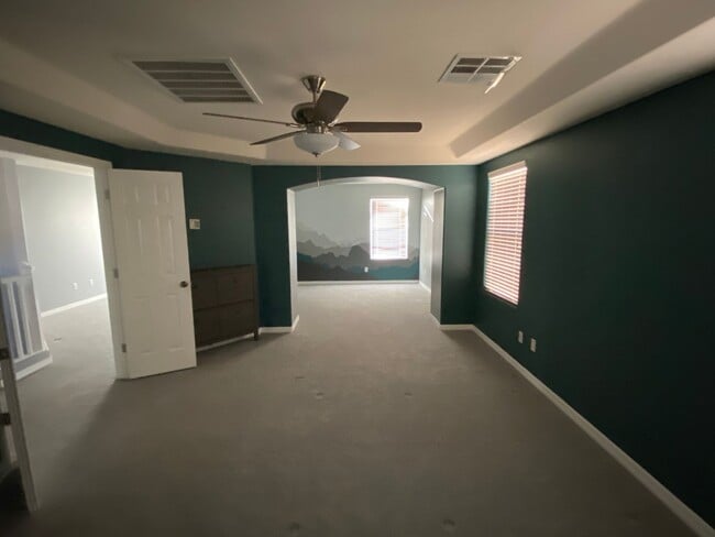 Building Photo - Gorgeous 4Bed/2.5Bath/2Car, 2-Story Residence with Loft in Mountains Edge Area gated Community!