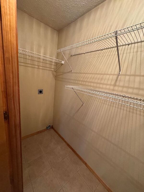 Building Photo - 841 S Hazelnut Ave