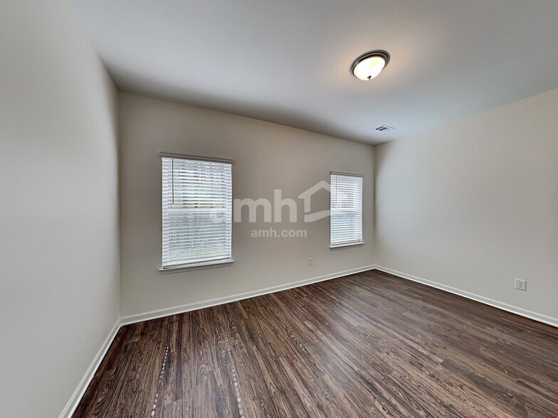 Building Photo - 136 Ivy Brook Dr