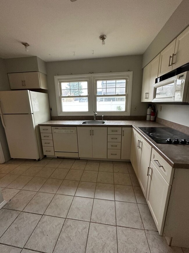 Building Photo - 3 Bedroom 2 Bathroom