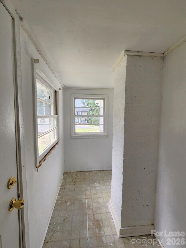 Building Photo - 1208 N Juniper Ave