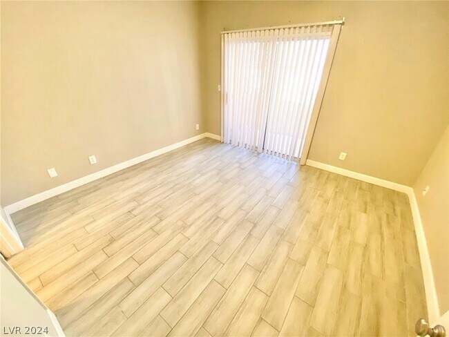 Building Photo - 1900 N Torrey Pines Dr