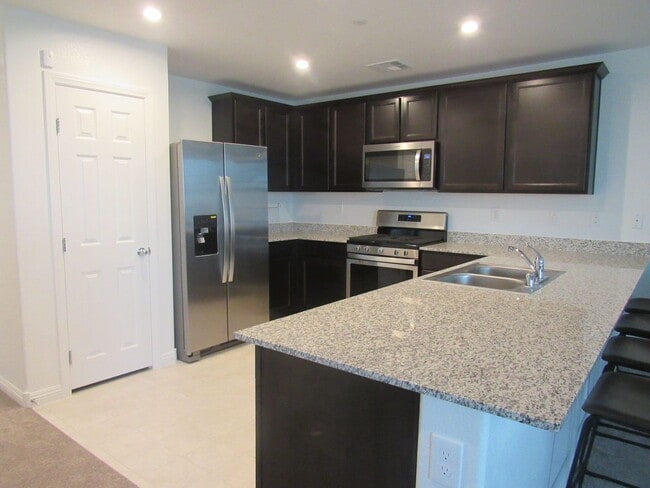 Building Photo - 3 Bedroom Townhome located near Nellis Base!