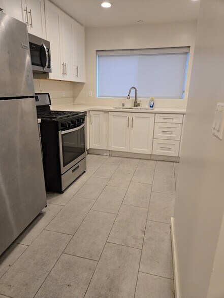 Building Photo - 1541 S Orange Grove Ave