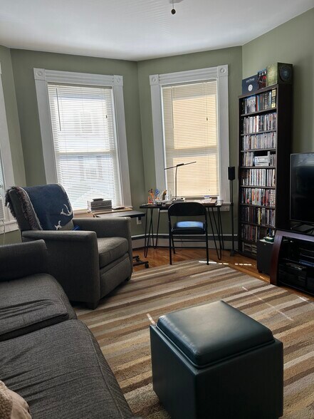 Building Photo - 49 Mozart St