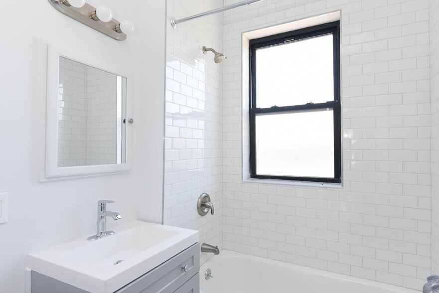 Building Photo - 2418 N Sawyer Ave