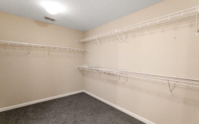 Building Photo - For Rent!!!!!  Spacious Living & Resort-Style Fun in Hamilton Glen!