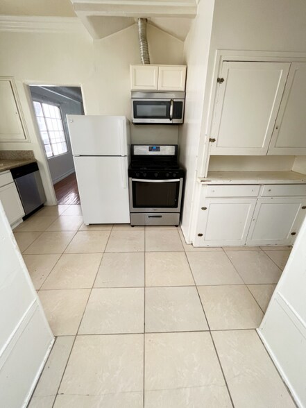 Building Photo - 227 S Gale Dr