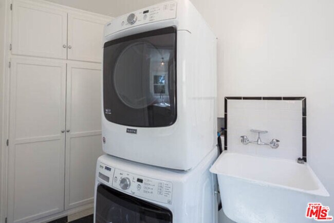 Building Photo - 2117 Alcyona Dr