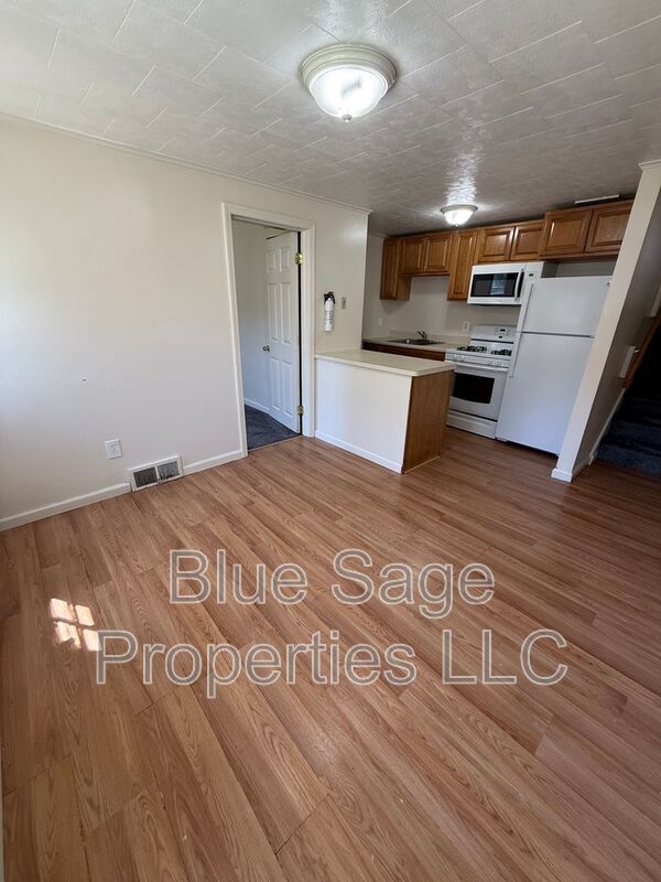 Building Photo - 1427 Simpson St