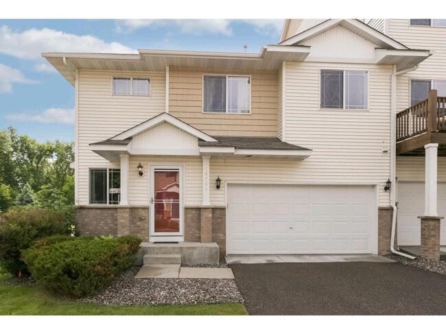 Building Photo - Spacious End-Unit Townhome in Savage — 3 B...