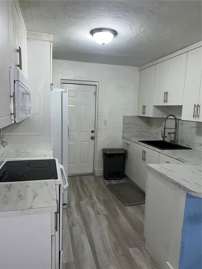 Building Photo - 10133 W Jessamine St