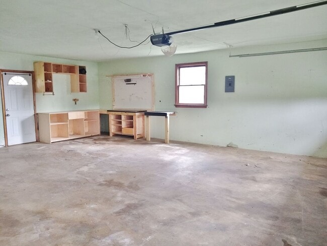 Building Photo - 2 Bed / 1-1/2 Bath Single Family Home